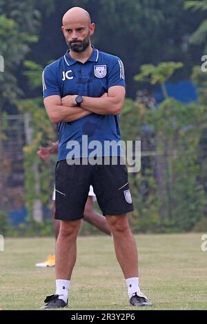 Javier Fernandez Cabrera Marin, entraîneur-chef de l'équipe de football du Bangladesh d'Espagne pendant la session de pratique à Dhaka, Bangladesh Banque D'Images