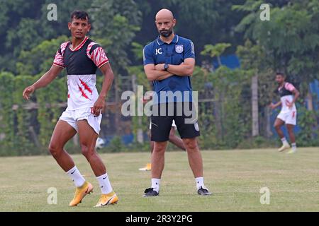 Javier Fernandez Cabrera Marin, entraîneur-chef de l'équipe de football du Bangladesh d'Espagne pendant la session de pratique à Dhaka, Bangladesh Banque D'Images