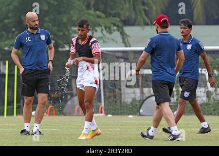 Javier Fernandez Cabrera Marin, entraîneur-chef de l'équipe de football du Bangladesh d'Espagne pendant la session de pratique à Dhaka, Bangladesh Banque D'Images