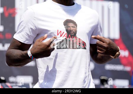 Isaac Chamberlain avec une photo de l'adversaire Mikael Lawal sur un t-shirt lors d'une conférence de presse à Bournemouth Pier, Bournemouth. Date de la photo: Jeudi 25 mai 2023. Banque D'Images