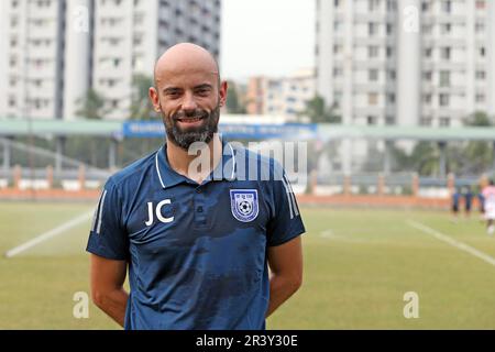Javier Fernandez Cabrera Marin, entraîneur-chef de l'équipe de football du Bangladesh d'Espagne pendant la session de pratique à Dhaka, Bangladesh Banque D'Images
