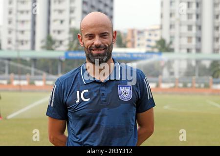 Javier Fernandez Cabrera Marin, entraîneur-chef de l'équipe de football du Bangladesh d'Espagne pendant la session de pratique à Dhaka, Bangladesh Banque D'Images