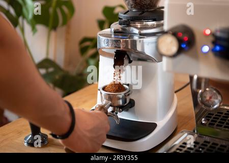 Moudre le café pour l'extraction et utiliser le filtre Porta. gros plans détaillés. Préparation du café, Barista à domicile sur le point de préparer un espresso Banque D'Images