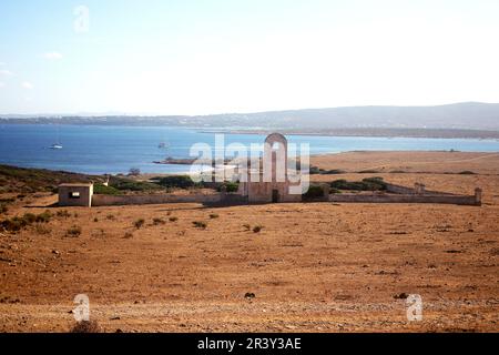 Vue sur l'ancien cimetière abandonné de l'île d'Asinara. Banque D'Images