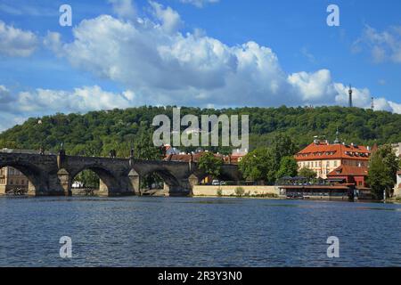 Vue sur le pont Charles et la colline Petrin depuis la Vltava à Prague, République tchèque, Europe Banque D'Images