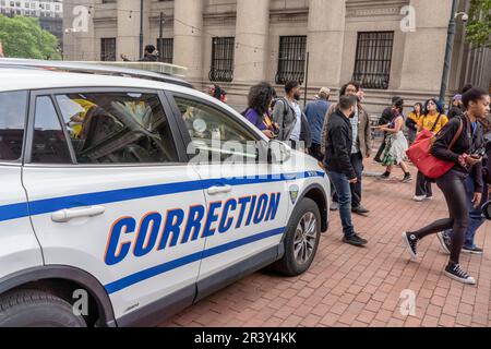 New York, États-Unis. 24th mai 2023. Un manifestant portant des pancartes marche lors d'un rallye et d'une marche. Des manifestants représentant plusieurs groupes et organisations se sont rassemblés au parc Foley Square pour un rassemblement et ont défilé au parc de l'hôtel de ville pour protester contre les réductions budgétaires du maire Eric Adam. Deux manifestants ont été arrêtés par des policiers du département de police de New York (NYPD). (Photo par Ron Adar/SOPA Images/Sipa USA) crédit: SIPA USA/Alay Live News Banque D'Images