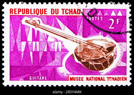 MOSCOU, RUSSIE - 18 MAI 2023 : timbre-poste imprimé au Tchad montre la guitare, série d'instruments de musique, vers 1965 Banque D'Images