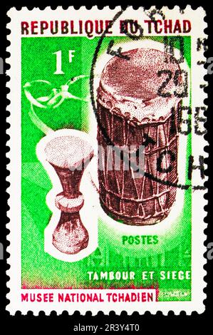 MOSCOU, RUSSIE - 18 MAI 2023 : timbre-poste imprimé au Tchad montre Drum, série d'instruments de musique, vers 1965 Banque D'Images