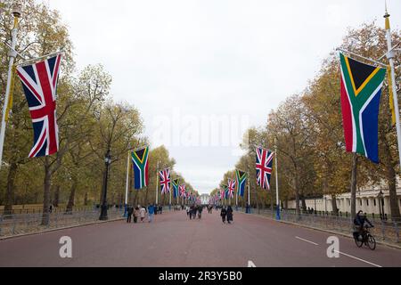 Les drapeaux de l'Union et les drapeaux de l'Afrique du Sud sont visibles dans le centre de Londres avant la visite d'État du Président de l'Afrique du Sud. Banque D'Images