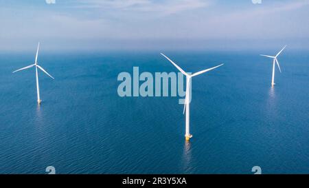 Vent vue aérienne, Drone vue à Windpark westermeerdijk une ferme de moulin à vent dans le lac Ijsselmeer Banque D'Images