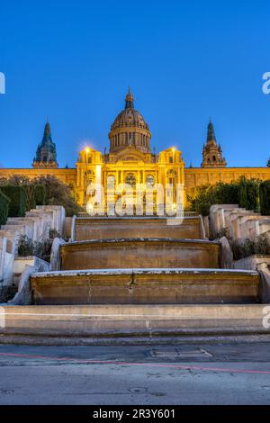 Le Palais national de la montagne Montjuic à Barcelone s'illuminait au crépuscule Banque D'Images