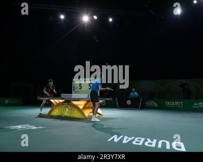 Durban, Afrique du Sud. 25th mai 2023. Harimoto Tomokazu, du Japon, et Mihai Bobocica, de l'Italie, se disputent lors de leur match de 16 en championnat du monde de tennis de table de l'ITTF en 2023, à Durban, en Afrique du Sud, en 25 mai 2023. Credit: Han Xu/Xinhua/Alay Live News Banque D'Images