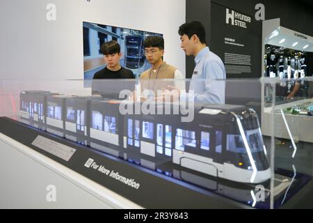 Busan, Corée du Sud. 25th mai 2023. Les visiteurs peuvent admirer un modèle de tramway exposé lors de l'exposition mondiale de l'industrie du climat au centre d'expositions et de congrès de Busan (BEXCO) à Busan, en Corée du Sud, au 25 mai 2023. Cette exposition de l'industrie offre l'occasion de présenter les dernières technologies et politiques dans les domaines du climat, de l'environnement et de l'énergie mondiaux pour faire face à la crise climatique. L'exposition a débuté jeudi et durera jusqu'à 27 mai. Credit: WangYiliang/Xinhua/Alamy Live News Banque D'Images