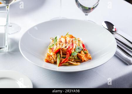 Pâtes avec crevettes, asperges vertes et poivrons Banque D'Images