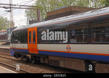Service vers Chingford 710263 à la gare centrale de Walthamstow, quai, BR, Hoe St, Walthamstow, Londres, Angleterre, Royaume-Uni, E17 7LP Banque D'Images
