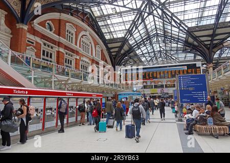 A Busy Liverpool Street Station, concourse , Londres, Angleterre, Royaume-Uni, EC2M 7PY Banque D'Images