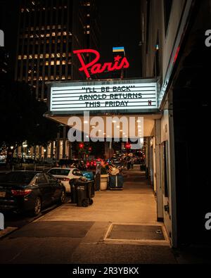 Le Paris Theatre signe vintage la nuit, Manhattan, New York Banque D'Images