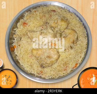 Madghout est un plat composé de riz, de poulet ou de viande, cuit à l'aide d'un cuiseur à pression (d'où vient le nom) et il est servi dans les pays du Golfe Banque D'Images