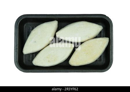 Rissoles de pommes de terre crues sur une planche à découper isolée sur fond blanc. Prêt à cuire. Côtelettes congelées. Vue de dessus. Banque D'Images