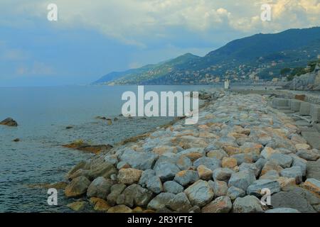 Belle vue sur la mole de Camogli avec un phare dans la petite station balnéaire de Sestri Levante, Ligurie. Banque D'Images