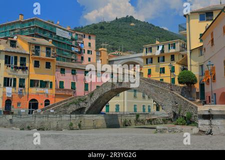 Deux ponts : un vieux bosse et un moderne. Vue depuis la plage de l'ancienne station balnéaire de Bogliasco en Ligurie. Banque D'Images