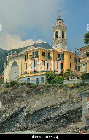 Tour d'horloge orange vif au bord d'une falaise dans la petite vieille ville de Bogliasco, Ligurie. Banque D'Images