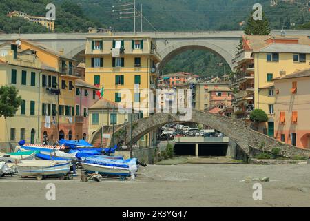 Deux ponts : un vieux bosse et un moderne. Vue depuis la plage de l'ancienne station balnéaire de Bogliasco en Ligurie. Banque D'Images