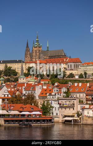 PRAGUE, RÉPUBLIQUE TCHÈQUE, EUROPE - vue sur Prague avec le château de Prague et St. Cathédrale de Vitus et quartier du château, Hradcany, sur la Vltava. Banque D'Images