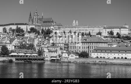 PRAGUE, RÉPUBLIQUE TCHÈQUE, EUROPE - vue sur Prague avec le château de Prague et St. Cathédrale de Vitus et quartier du château, Hradcany, sur la Vltava. Banque D'Images