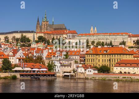 PRAGUE, RÉPUBLIQUE TCHÈQUE, EUROPE - vue sur Prague avec le château de Prague et St. Cathédrale de Vitus et quartier du château, Hradcany, sur la Vltava. Banque D'Images