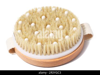 Brosse de massage corporelle ronde en bois sur fond blanc isolé Banque D'Images