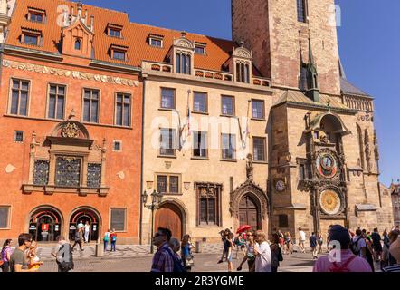 PRAGUE, RÉPUBLIQUE TCHÈQUE - horloge astronomique, à droite, à l'ancien hôtel de ville. Chargement. Orloj de Prague. Banque D'Images