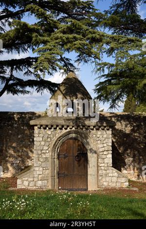 Tombe monumentale avec porte médiévale dans le cimetière historique dominicain, dans le jardin de l'Enclos, Saint-Maximin-la-Sainte-Baume Provence France Banque D'Images