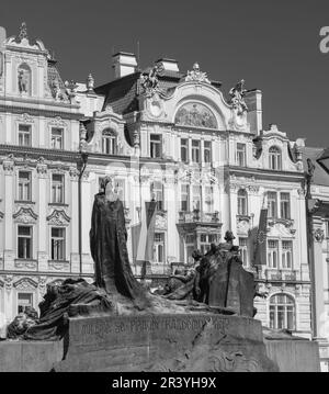 PLACE DE LA VIEILLE VILLE, PRAGUE, RÉPUBLIQUE TCHÈQUE, EUROPE - statue du Mémorial Jan Hus. Banque D'Images