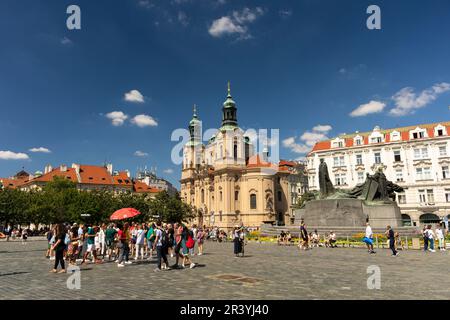 PLACE DE LA VIEILLE VILLE, PRAGUE, RÉPUBLIQUE TCHÈQUE - statue du Mémorial Jan Hus à droite, et église Saint-Nicolas. Banque D'Images