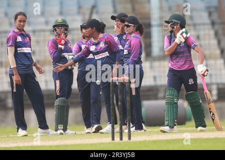 Rupali Bank Krira Parishad Ashrafi fête ses coéquipiers contre le Gulshan Youth Club dans la Dhaka Premier Division Women’s Cricket League 2022-23 Banque D'Images