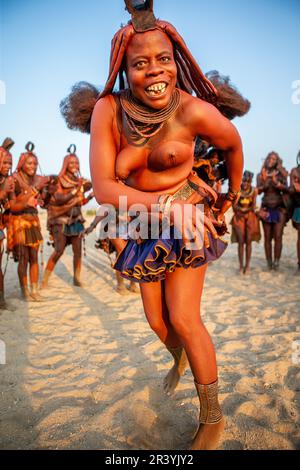 Groupe de femmes Himba chantent et dansent Banque D'Images