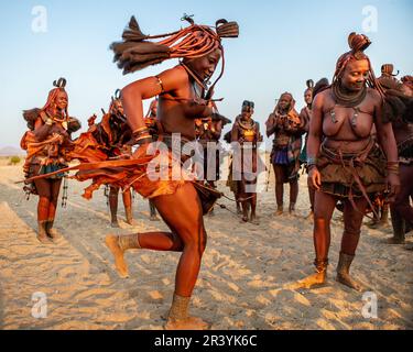 Groupe de femmes Himba chantent et dansent Banque D'Images