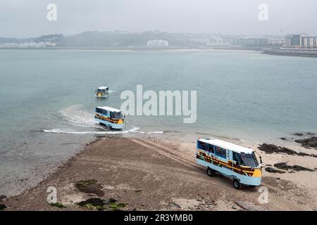 Étapes d'immersion du véhicule amphibie (traversier pour passagers) jusqu'au château d'Elizabeth, Jersey (compilation). Banque D'Images