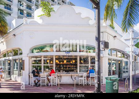 Miami, Etats-Unis - 7 décembre 2022. Vue sur les touristes dans le bar Sunny's à Miami Beach Banque D'Images