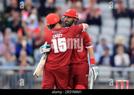 Daryl Mitchell et Steven Croft de Lancashire Lightning célèbrent la victoire de cricket de 8 lors du match de Blast Vitality Lancashire Lightning contre les renards de Leicestershire à Old Trafford, Manchester, Royaume-Uni, 25th mai 2023 (photo de Conor Molloy/News Images) Banque D'Images