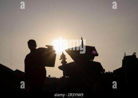 Bhaktapur, Népal. 25th mai 2023. Sur 25 mai 2023, à Bhaktapur, au Népal. Les femmes portant une casserole d'eau sont silhouettes du festival 'siti Nakha'. La communauté de Newar célèbre principalement ce festival en faisant différents aliments dans leurs maisons. Les gens nettoient leurs maisons, les ressources en eau comme les puits et les robinets en pierre, et la zone environnante des temples à l'occasion de 'iti Nakha'. (Photo de Abhishek Maharajan/Sipa USA) crédit: SIPA USA/Alay Live News Banque D'Images