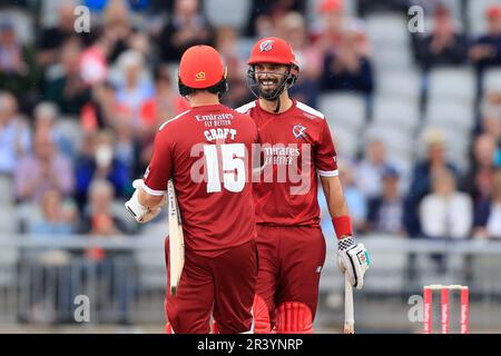 Manchester, Royaume-Uni. 25th mai 2023. Daryl Mitchell et Steven Croft de Lancashire Lightning célèbrent la victoire de cricket 8 lors du match de Blast Vitality Lancashire Lightning contre les renards du Leicestershire à Old Trafford, Manchester, Royaume-Uni, 25th mai 2023 (photo de Conor Molloy/News Images) à Manchester, Royaume-Uni, le 5/25/2023. (Photo de Conor Molloy/News Images/Sipa USA) crédit: SIPA USA/Alay Live News Banque D'Images