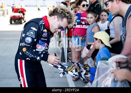 SANTINO FERRUCCI (14) de Woodbury, Connecticut signe des autographes après s'être qualifié pour le Indianapolis 500 au circuit automobile d'Indianapolis à Speedway IN. Banque D'Images