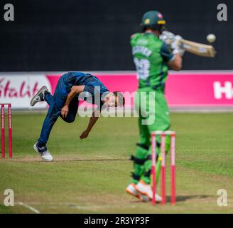 Zaman Khan Bowling pour Derbyshire contre Leicestershire dans un match 2nd XI T20 Banque D'Images