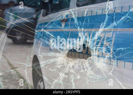 Verre brisé et voiture de police comme symbole de violence contre la police Banque D'Images