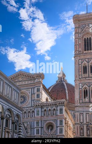 Vue urbaine typique de Florence: La cathédrale de Santa Maria del Fiore avec la Tour de la cloche de Giotto et le Baptistère, Italie. Banque D'Images