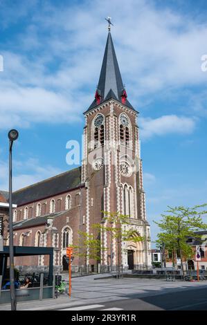 Saint-Gillis-Waas, région flamande de l'est, Belgique - 21 mai 2023 - place du marché et église de Saint-Giles, également connue sous le nom de al Giles l'Hermite Banque D'Images