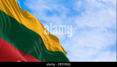 Drapeau national de la Lituanie agitant dans le vent par temps clair. Tricolore horizontal de bandes jaunes, vertes et rouges. 3D rendu d'illustration. Flutterin Banque D'Images