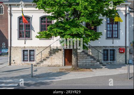 Saint-Gillis-Waas, région flamande de l'est, Belgique - 21 mai 2023 - Bâtiment historique de l'hôtel de ville avec drapeaux et arbres Banque D'Images